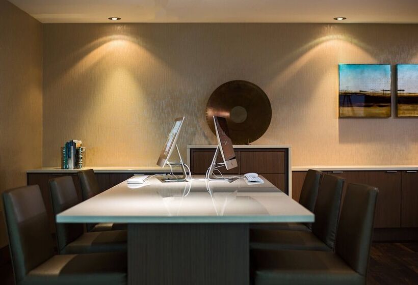 Отель Vancouver Marriott Pinnacle Downtown