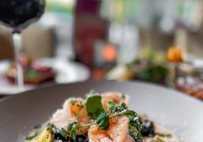 Отель Vancouver Marriott Pinnacle Downtown