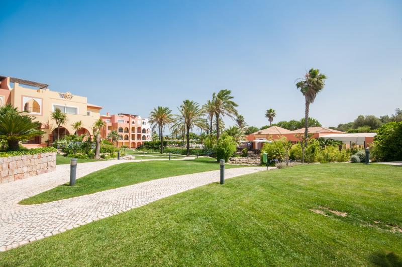 Jardim Da Meia Praia Resort