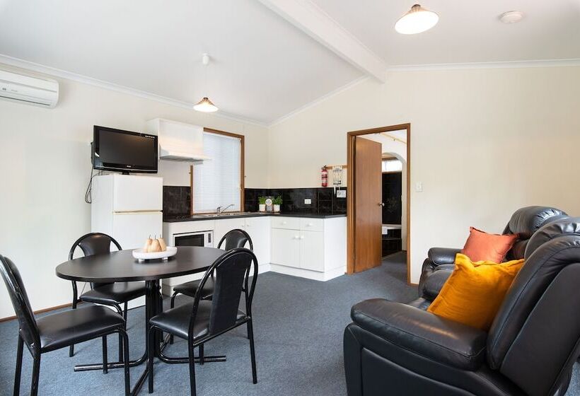 בית מלון כפרי Adelaide Caravan Park   Aspen Holiday Parks