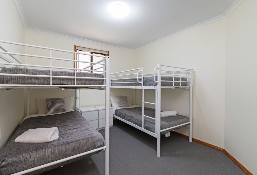 בית מלון כפרי Adelaide Caravan Park   Aspen Holiday Parks