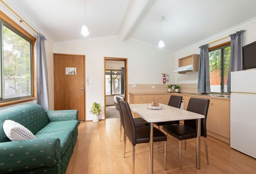 בית מלון כפרי Adelaide Caravan Park   Aspen Holiday Parks