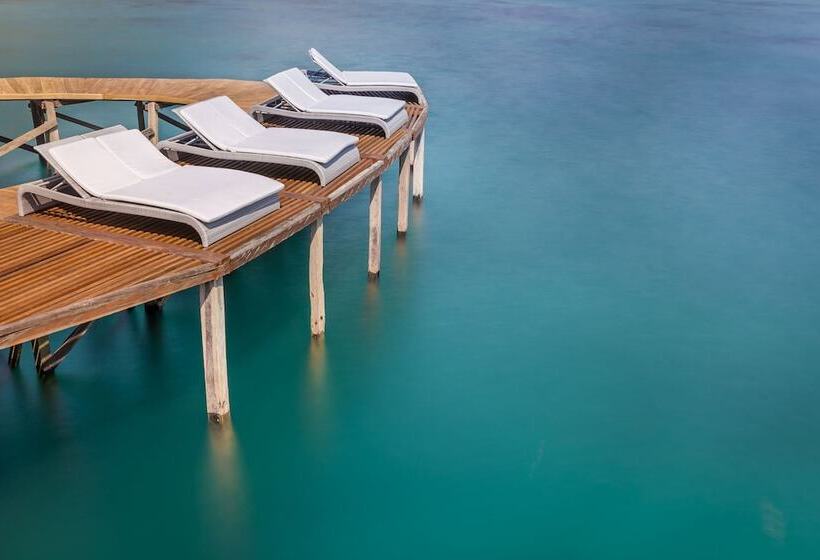 هتل Ayana Komodo Waecicu Beach