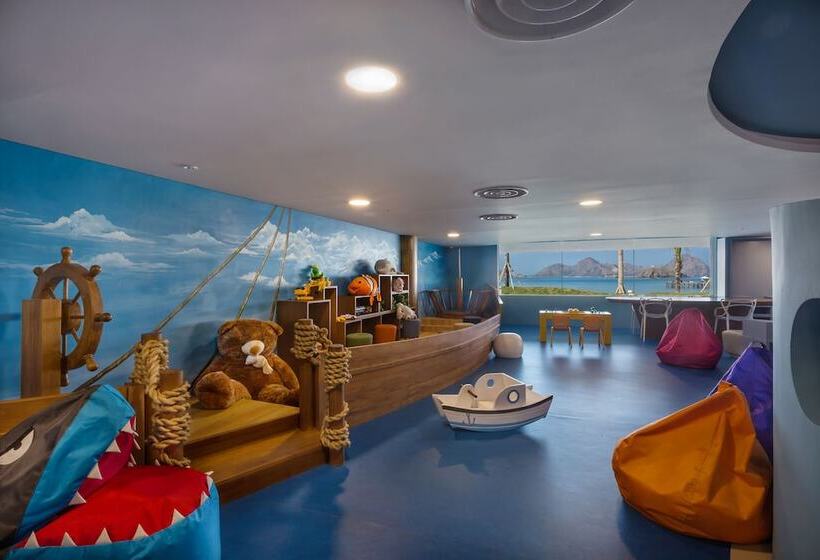 هتل Ayana Komodo Waecicu Beach