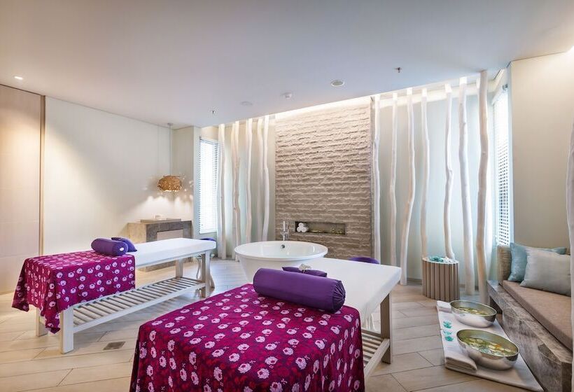 فندق Ayana Komodo Waecicu Beach