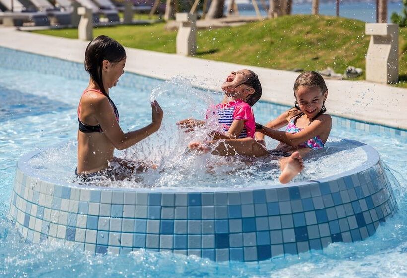 هتل Ayana Komodo Waecicu Beach