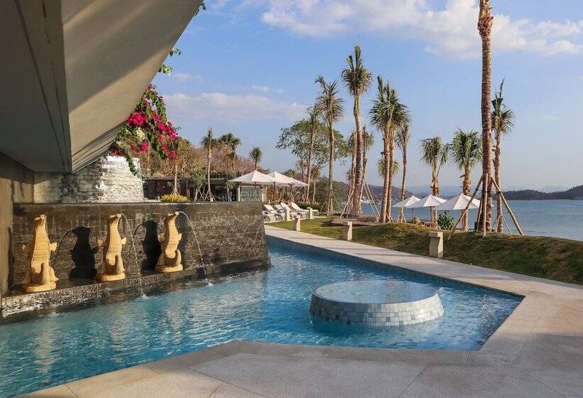 هتل Ayana Komodo Waecicu Beach