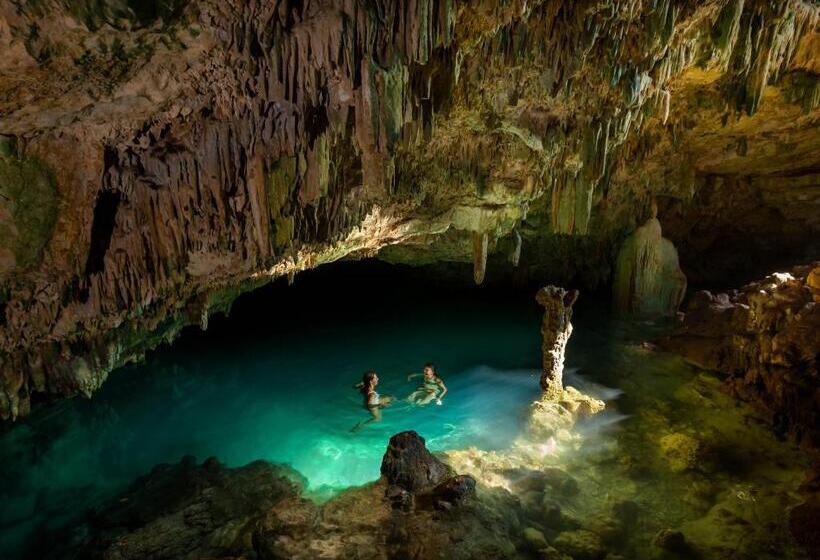 فندق Ayana Komodo Waecicu Beach