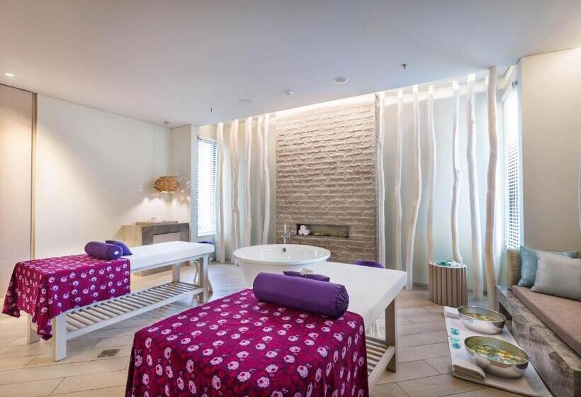 هتل Ayana Komodo Waecicu Beach