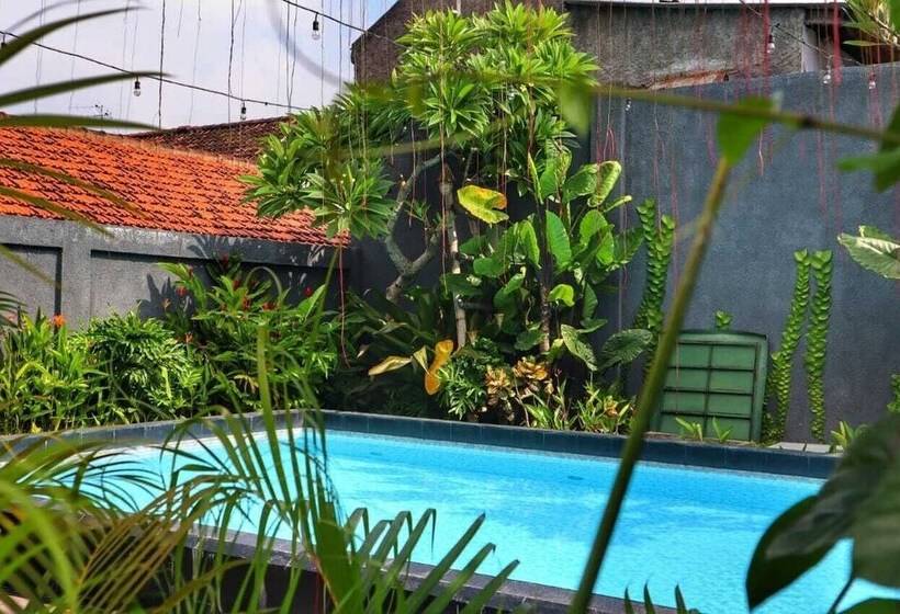 فندق Front One Inn Kediri