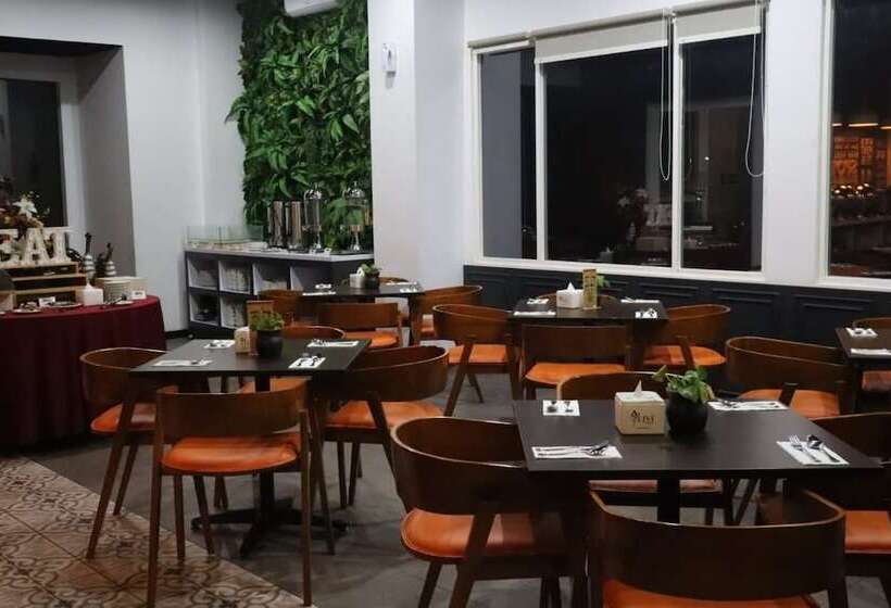 فندق Front One Inn Kediri