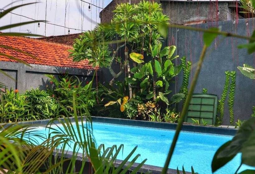 فندق Front One Inn Kediri