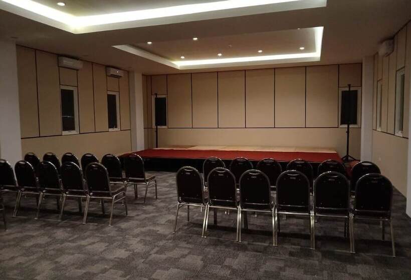 فندق Front One Inn Kediri