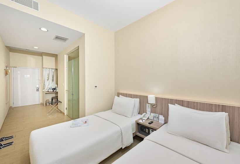 فندق Grand Whiz Megamas Manado