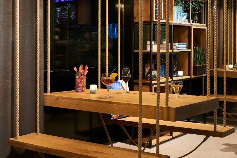 هتل Moxy Amsterdam Schiphol Airport