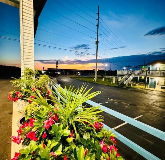 فندق Ozark Inn And Suites