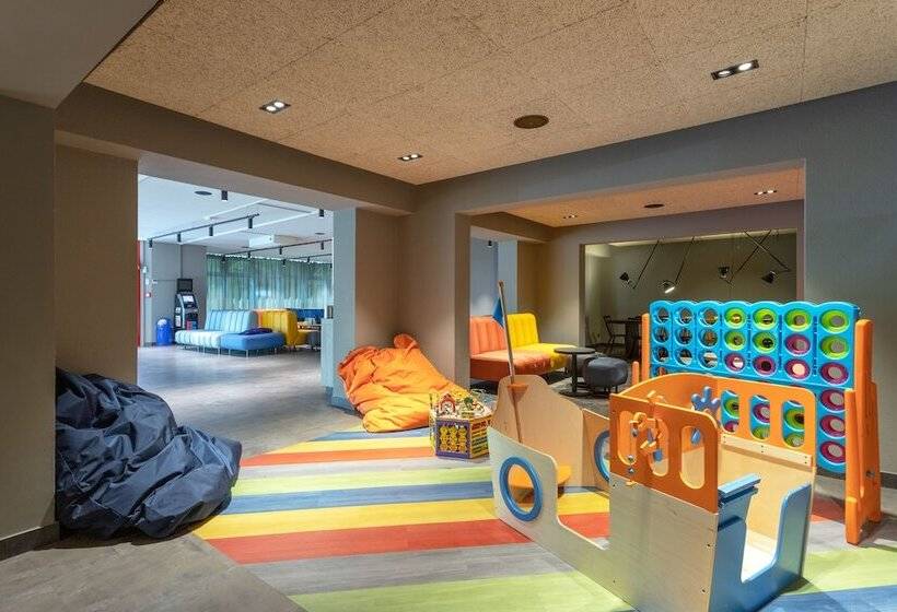 هتل a&o Berlin Kolumbus