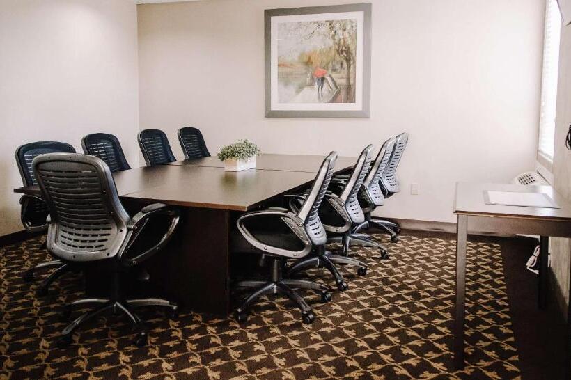 فندق Best Western Plus Bowmanville