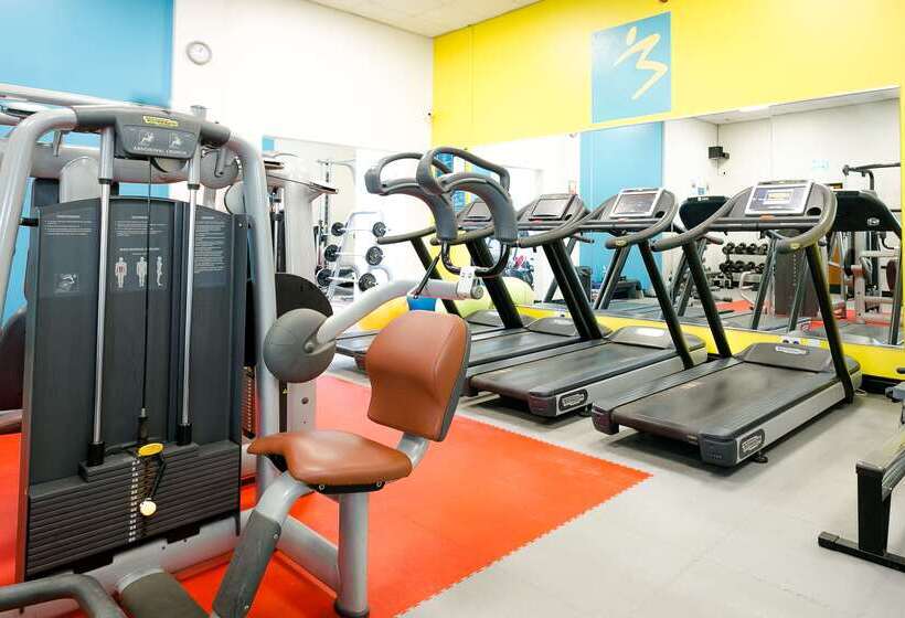 בית מלון כפרי Cedar Court Bradford