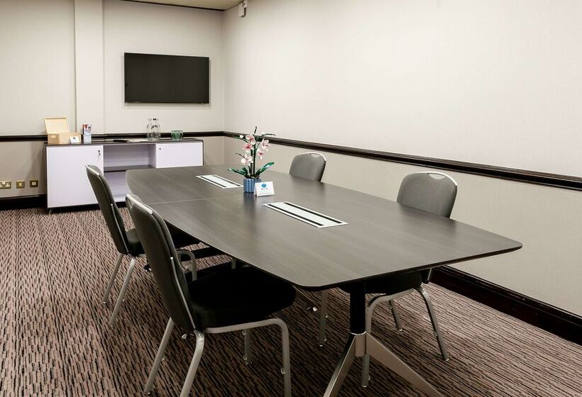 בית מלון כפרי Cedar Court Bradford