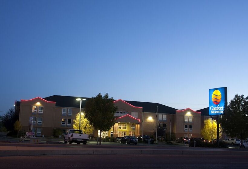 Отель Comfort Inn & Suites