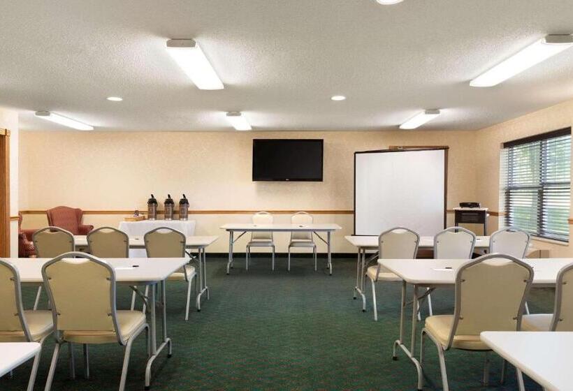 فندق Country Inn & Suites By Radisson, Mason City, Ia