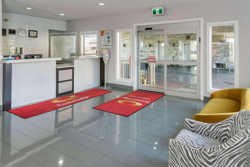 בית מלון כפרי Econo Lodge Inn & Suites