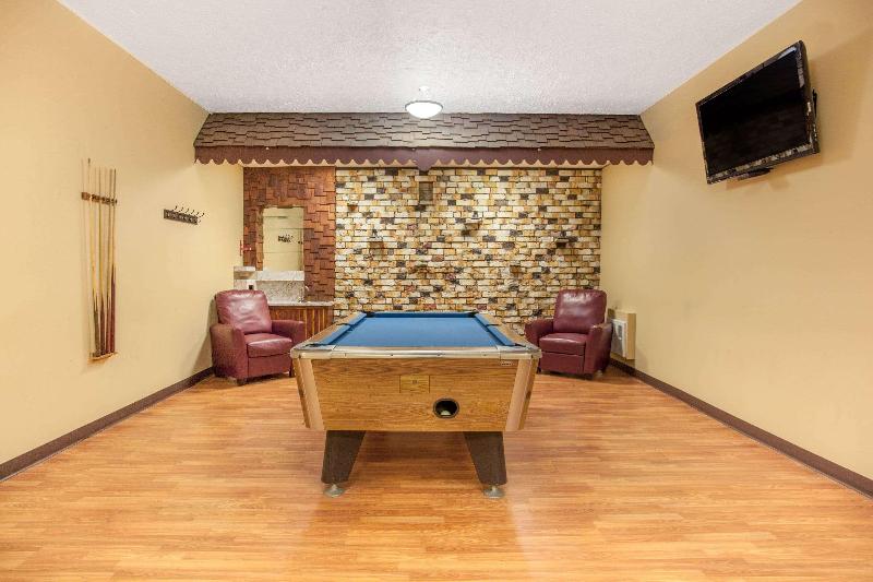 هتل Econo Lodge Inn & Suites