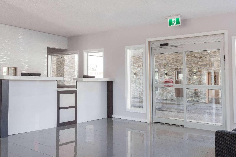 בית מלון כפרי Econo Lodge Inn & Suites