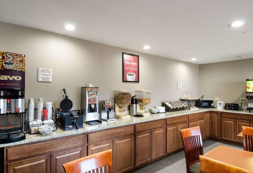 فندق Econo Lodge Inn & Suites