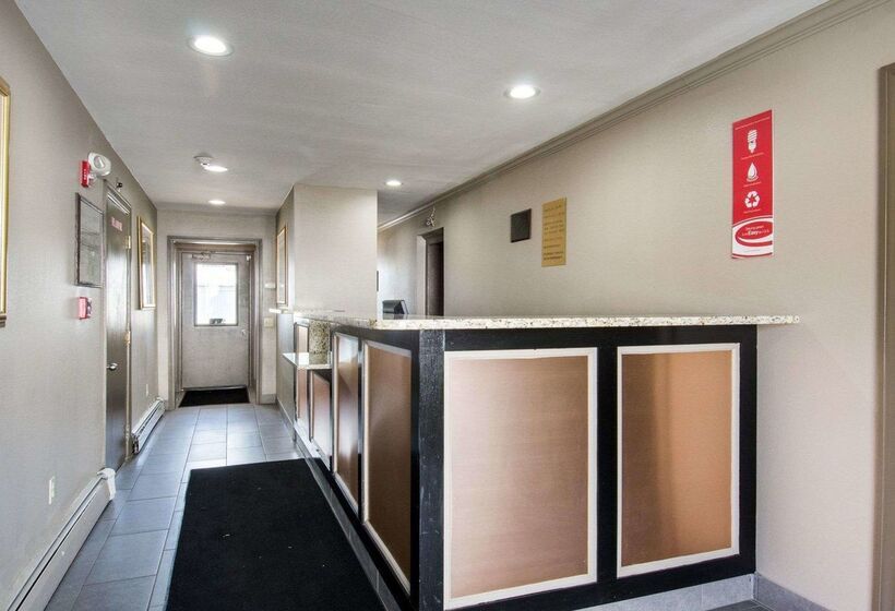 فندق Econo Lodge Inn & Suites