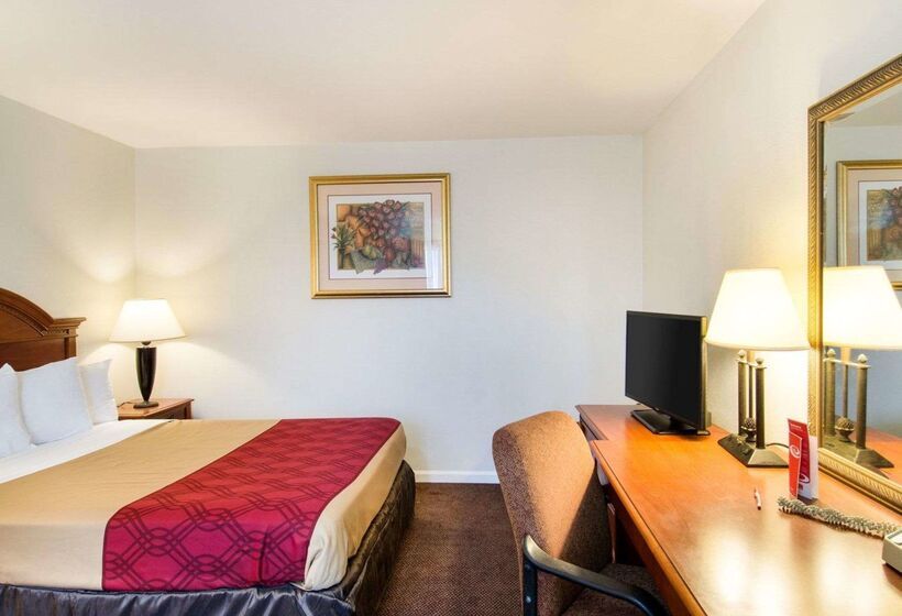 فندق Econo Lodge Inn & Suites