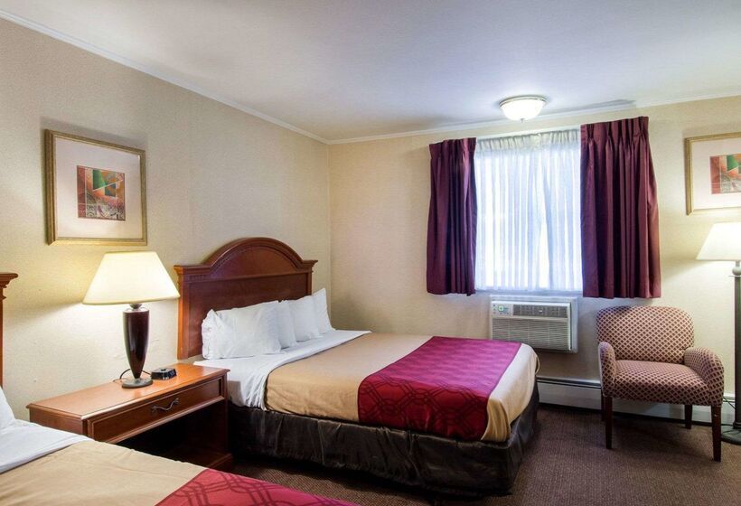 فندق Econo Lodge Inn & Suites