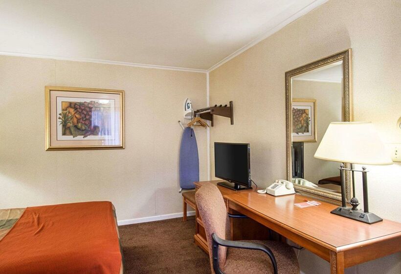 فندق Econo Lodge Inn & Suites