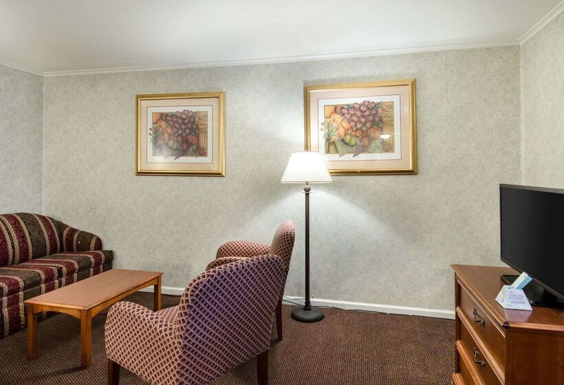 فندق Econo Lodge Inn & Suites