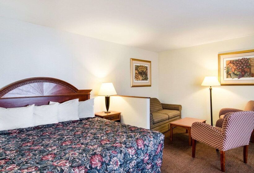 فندق Econo Lodge Inn & Suites