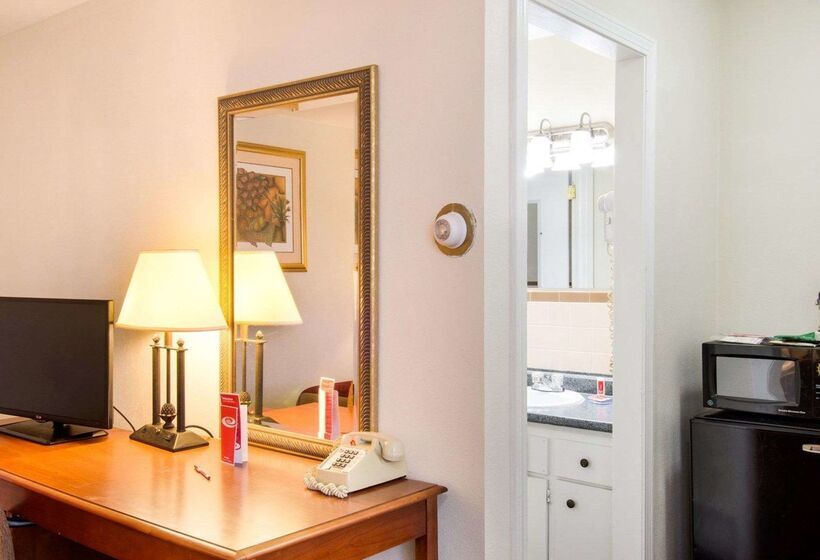 فندق Econo Lodge Inn & Suites