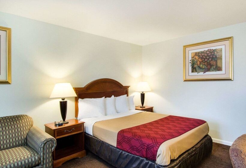 فندق Econo Lodge Inn & Suites