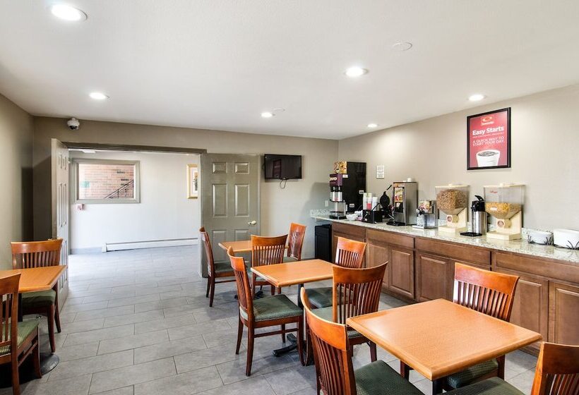 فندق Econo Lodge Inn & Suites