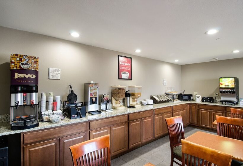 فندق Econo Lodge Inn & Suites