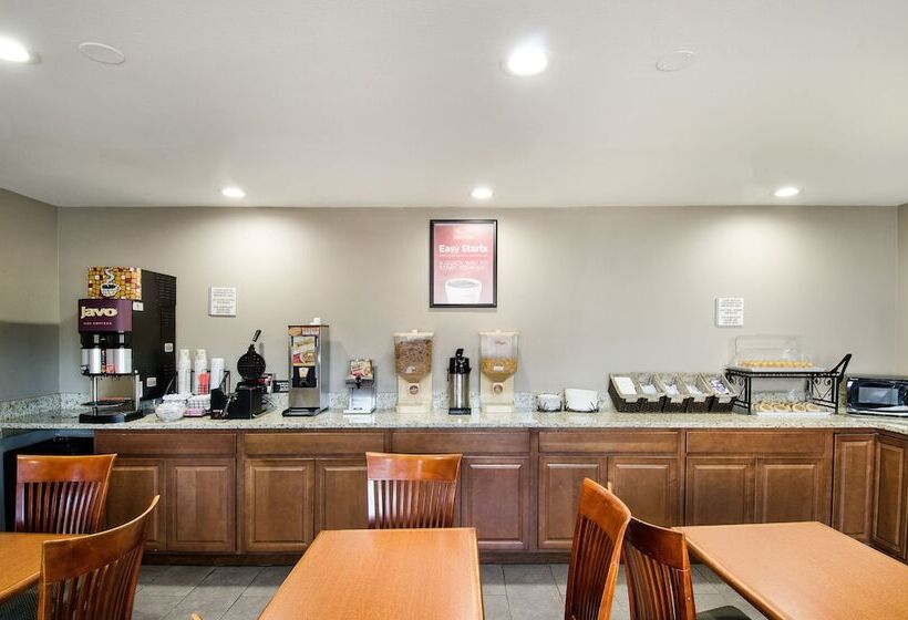 فندق Econo Lodge Inn & Suites