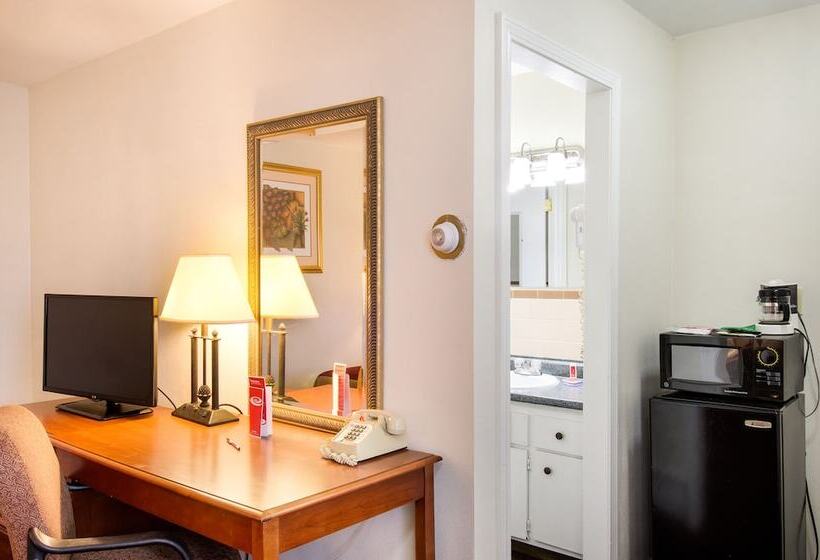 فندق Econo Lodge Inn & Suites