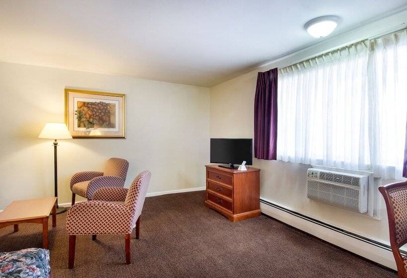 فندق Econo Lodge Inn & Suites