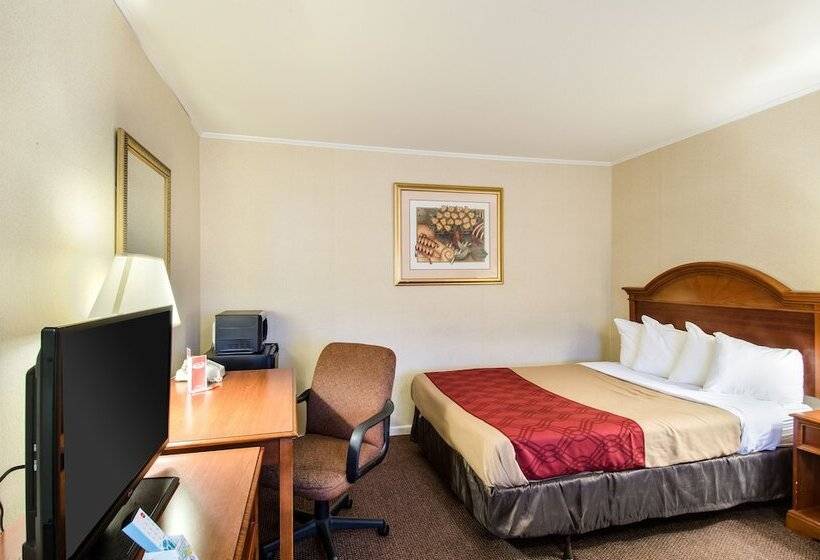 فندق Econo Lodge Inn & Suites