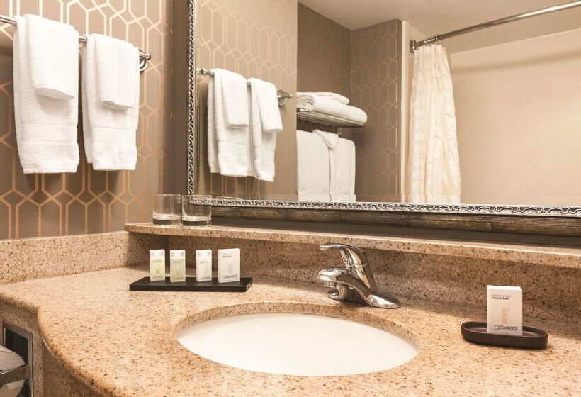 호텔 Embassy Suites Louisville East