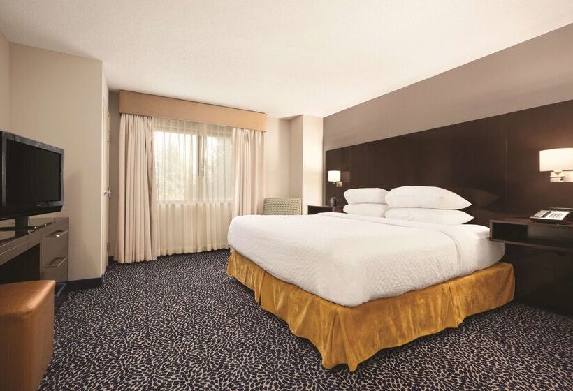 호텔 Embassy Suites Louisville East