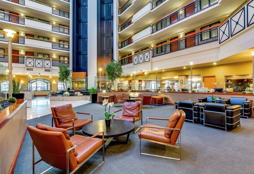 호텔 Embassy Suites Louisville East