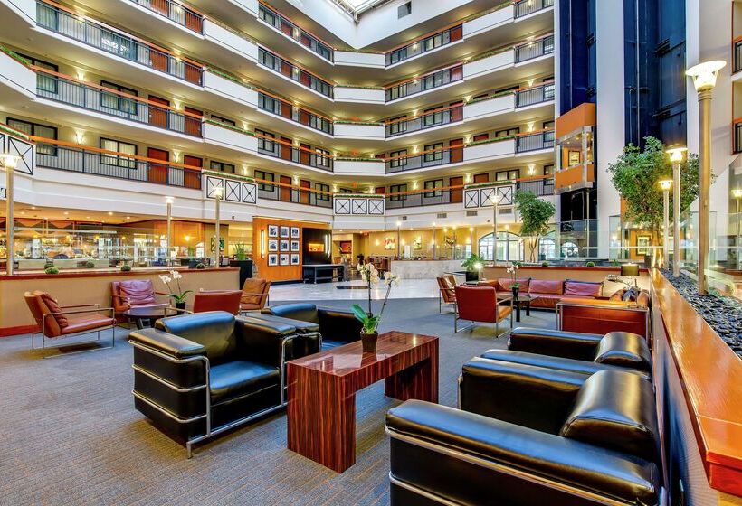 호텔 Embassy Suites Louisville East