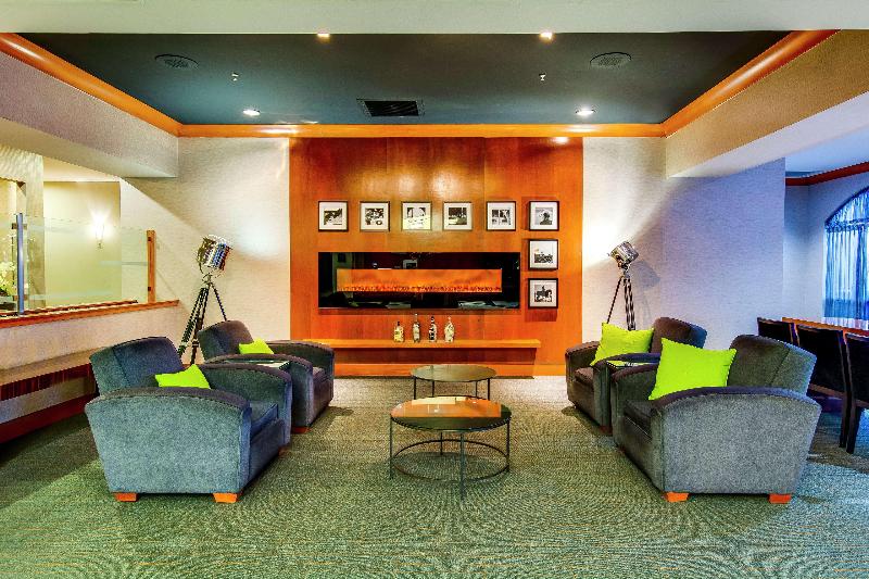 호텔 Embassy Suites Louisville East