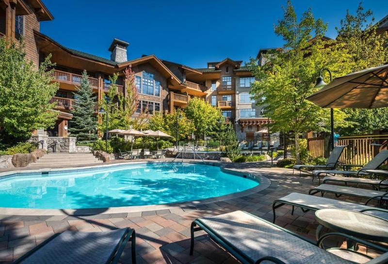 هتل First Tracks Lodge